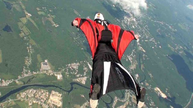 Tragedia con la tuta alare, è morta sul colpo: dove e cosa è successo