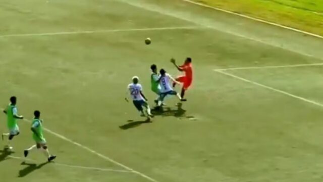 Tragico incidente nel mondo del calcio, calciatore muore in campo dopo uno scontro con il portiere