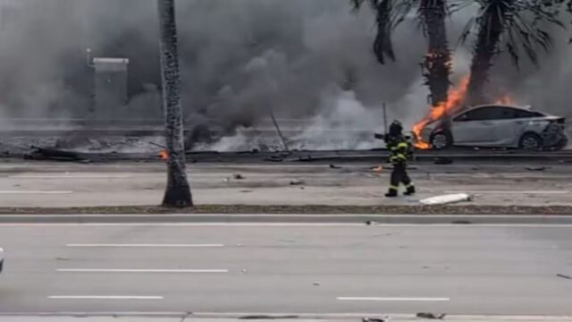 Terribile incidente, aereo precipita in strada, il bilancio è straziante: dove e cosa è successo 