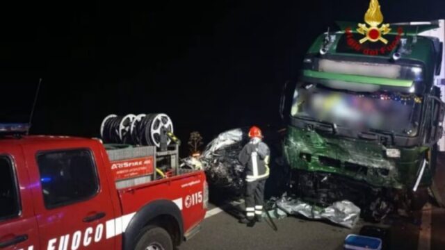 Terribile schianto tra auto e tir, il bilancio è straziante: dove e cosa è successo 