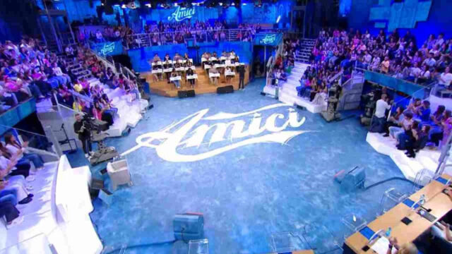 “Non è possibile, lui no” Pubblico in rivolta ad Amici dopo l’ultima eliminazione: chi ha lasciato la scuola 