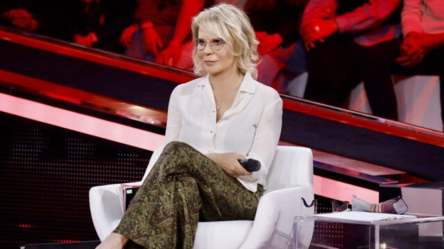 “Costano una fortuna” Svelato il prezzo dei pantaloni sfoggiati da Maria De Filippi ad Amici