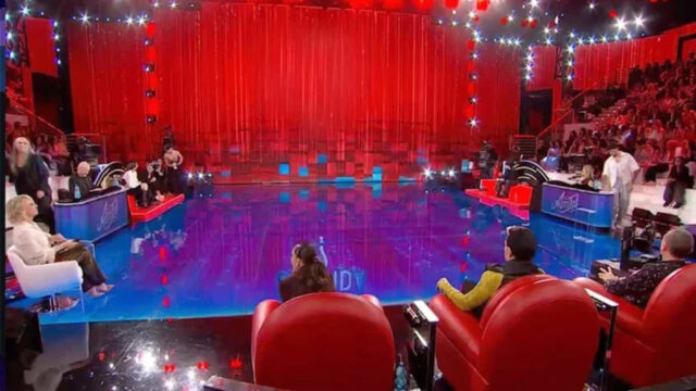 “Si alza e se ne va” Colpo di scena ad Amici, il protagonista lascia: non era mai successo prima