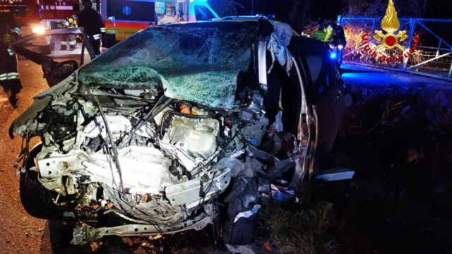 Auto esplode improvvisamente, a bordo c’era una persona. Dove e cos’è successo