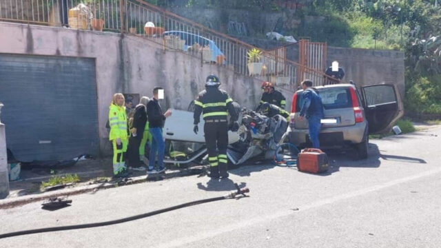Spaventoso frontale tra due auto, il bilancio è gravissimo: dove e cosa è successo