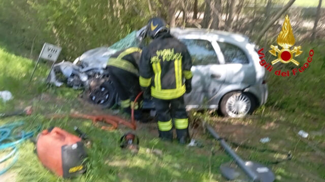 Incidente mortale tra un’auto e un camion: muore una giovane mamma, a bordo con lei sua figlia