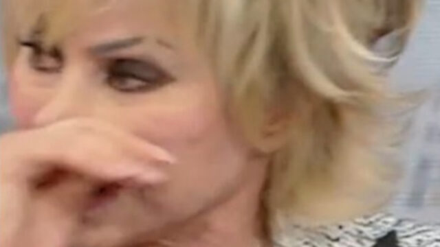 “Mi dispiace” Carmen Russo in lacrime in diretta tv: il motivo