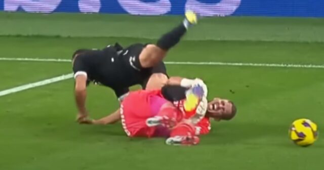Drammatico infortunio durante la partita di calcio, il famosissimo giocatore finisce in sala operatoria: la situazione è seria