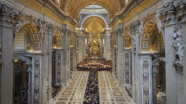 Quanti fedeli hanno reso omaggio alla salma di Papa Francesco: un numero importante