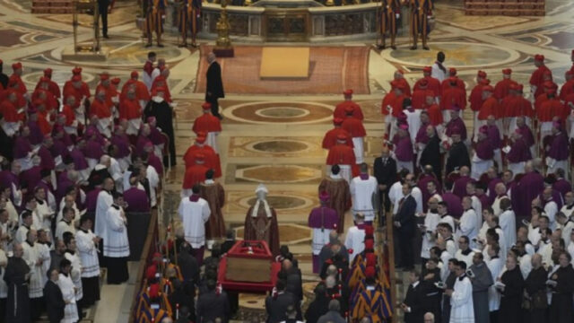 Morte Papa Francesco, chi c’era in prima fila intorno alla bara del Pontefice: distrutti dal dolore 