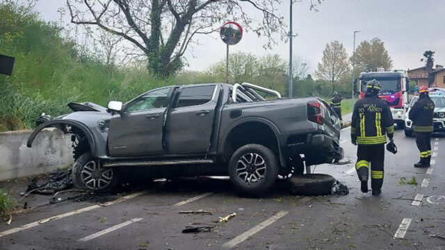 Spaventoso incidente, auto sfonda il guardrail e precipita di 10 metri: bilancio drammatico