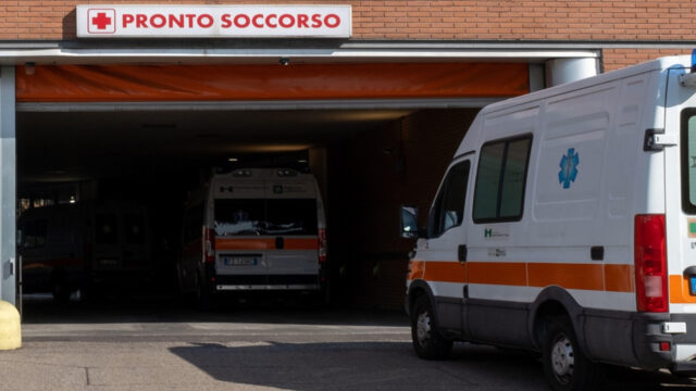 “Colpito con un machete” Aggressione nel cortile di una scuola: vittima un ragazzo di 15 anni. Dove e cos’è successo