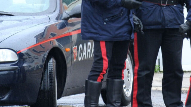 “Non si è buttata” donna morta dopo una caduta dal balcone a Bologna: il compagno non si trova