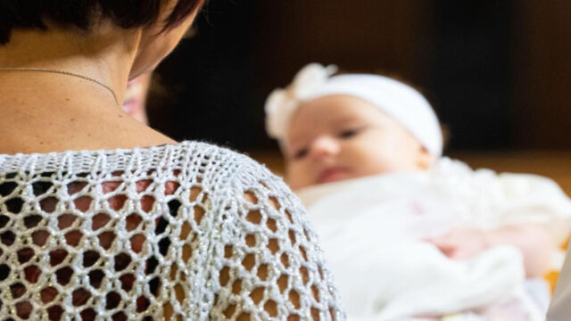 “Non si potrà più fare” importanti novità per chi decide di battezzare il figlio: l’annuncio dal Vaticano