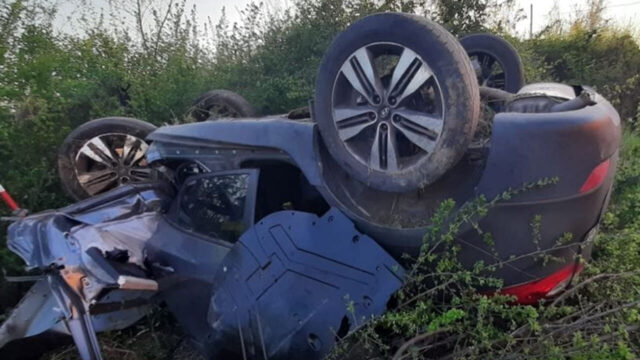 Violento scontro tra due auto, il bilancio è tragico, coinvolti anche due bambini: dove e cosa è successo