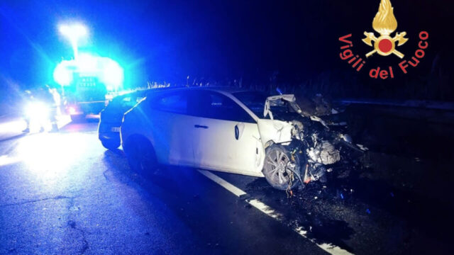 Tragico incidente tra due auto, 20enne perde la vita nel violento schianto: dove e cosa è successo