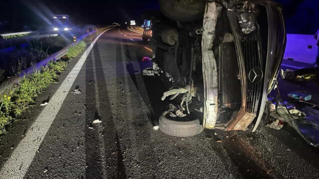 Incidente in autostrada: minivan si ribalta, 9 persone coinvolte, il bilancio è drammatico