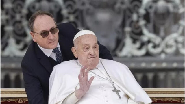 “Cosa mi ha detto prima di andarsene” Morte Papa Francesco, l’ultimo saluto all’infermiere prima di spegnersi per sempre