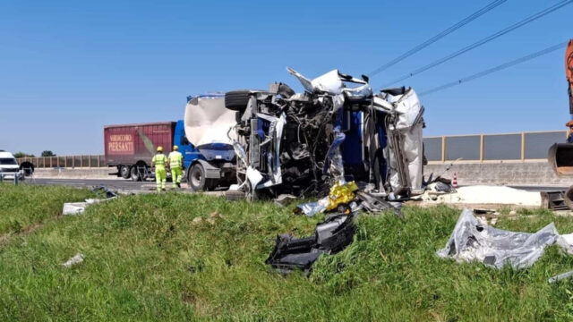 Incidente mortale sull’autostrada A14: camion si scontra con un mezzo pesante e si ribalta, il bilancio è pesante