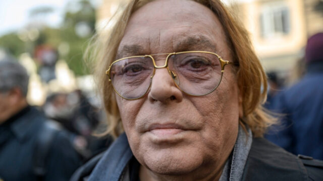 “Sono pieno di debiti, penso alla soluzione estrema” il famosissimo attore lo racconta solo adesso: il dramma in cui vive