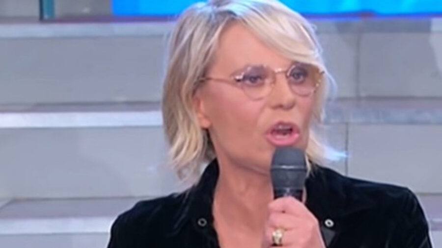 “Tornerà da sola” Maria De Filippi contro la bella di Uomini e Donne: è caos in studio 