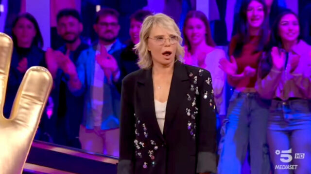 “Scusa puoi venire un attimo fuori” Maria chiama una persona nel backstage, ma esce in accappatoio: di chi si tratta
