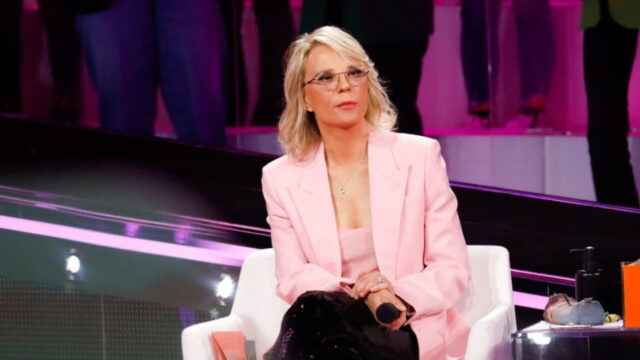 “Una cifra esagerata” Svelati i guadagni di Maria De Filippi: cifre da capogiro