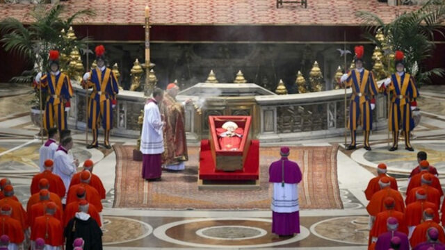 Papa Francesco e il rito della chiusura della bara: cosa viene messo nel feretro
