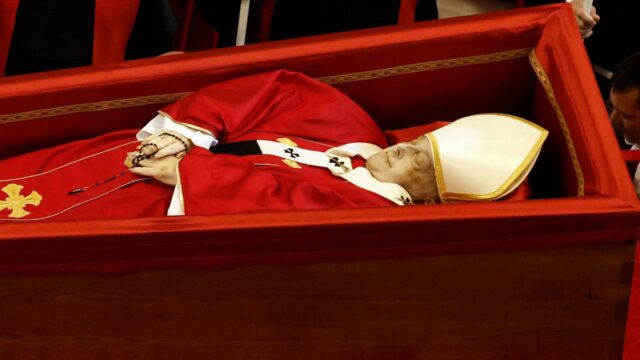 Perché Papa Francesco ha una macchia scura in volto, di cosa si tratta