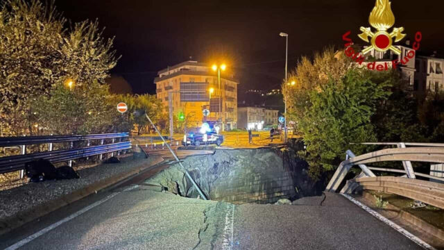 Padre e figlio inghiottiti dall’auto in una voragine sul ponte: le ricerche si concludono nel peggiore dei modi