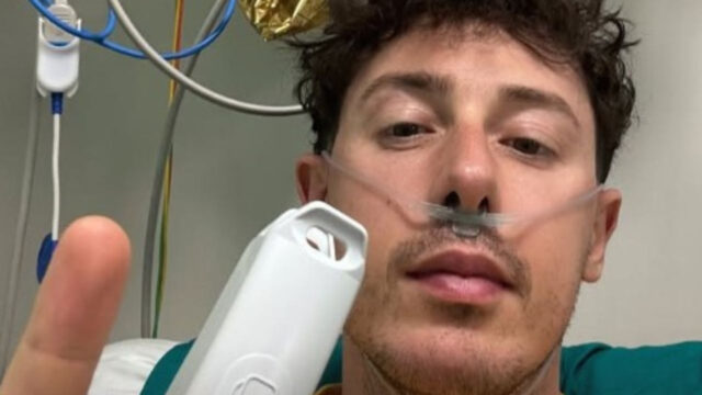 “Non so quando uscirò” il famoso cantante in ospedale: lo stato di salute preoccupa i fan