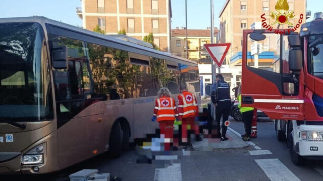 Tragico incidente, perde la vita investito da un bus, dinamica drammatica: dove e cosa è successo