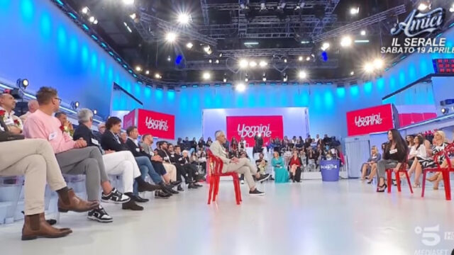 “Lasciano lo studio insieme” Colpo di scena a Uomini e Donne: il cavaliere e la dama decidono di uscire dal programma: non se l’aspettava nessuno