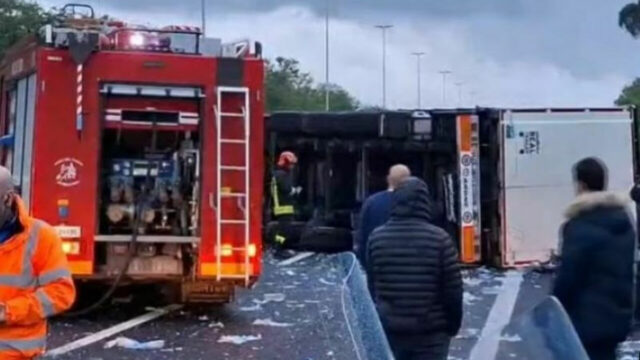 Tir si ribalta sul GRA e perde il carico, caos e traffico paralizzato. Dove e cos’è successo