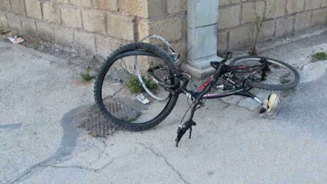 Tragedia mentre è in bici con il papà: per il bambino di soli 4 anni non c’è stato nulla da fare
