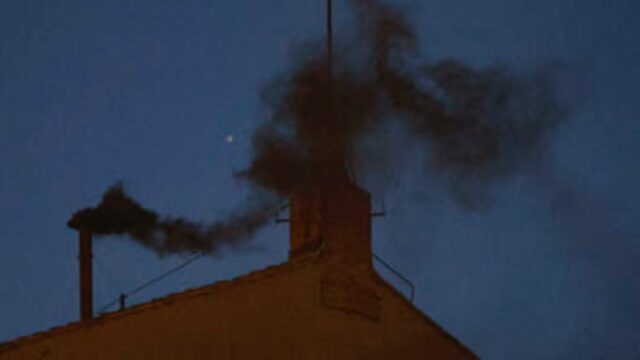 Perché la fumata nera del Conclave è arrivata in ritardo 