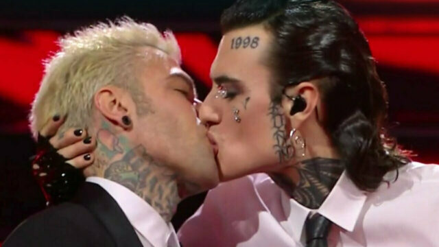 “La verità dietro quel bacio” a distanza di due anni Rosa Chemical rompe il silenzio sul bacio con Fedez