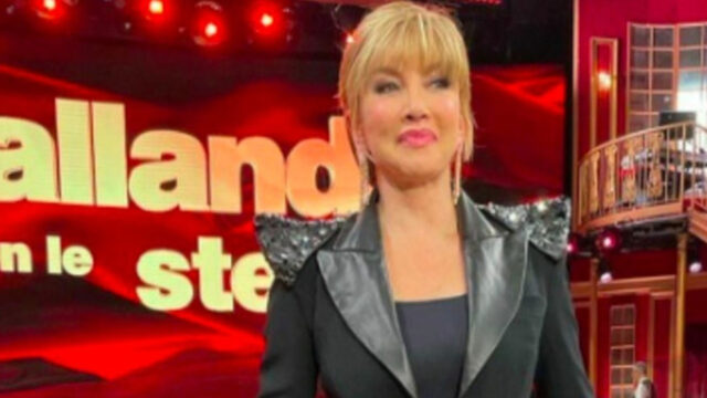“Non mi posso muovere, aiutatemi” Paura per Milly Carlucci, Incidente in pista durante la prima puntata di Sognando Ballando con le Stelle