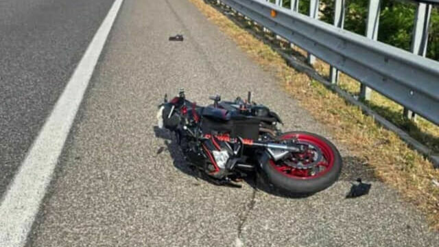 Spaventoso incidente in autostrada per un 26enne, è morto sul colpo: dove e cosa è successo 