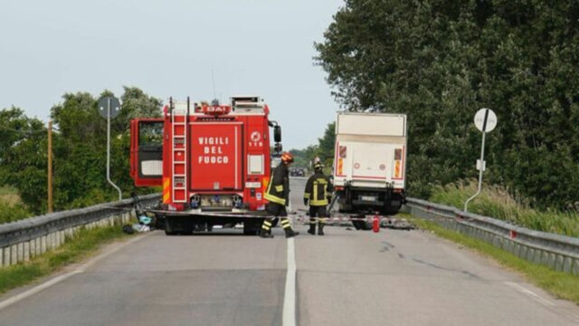 Auto si schianta contro un furgoncino: morto sul colpo il conducente, coinvolti anche una donna e un bambino: dove e cosa è successo 