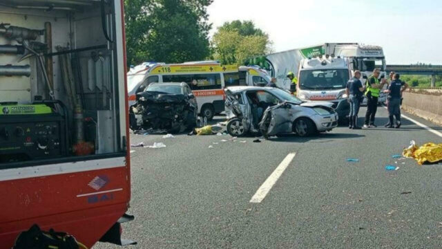 Drammatico incidente in autostrada, coinvolte 4 auto della polizia in scorta: il bilancio è gravissimo. Dove e cos’è successo