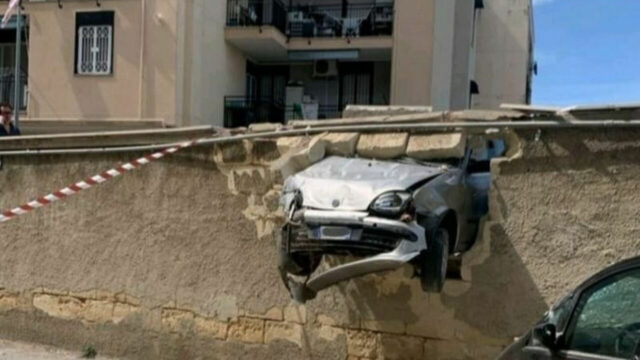“Incidente folle” Auto sfonda muro di un condominio in un parcheggio