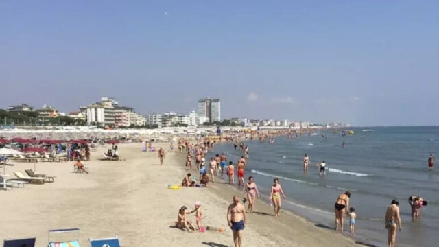 Tragedia in spiaggia, muore mentre prende il sole, la dinamica è spaventosa: dove e cosa è successo 