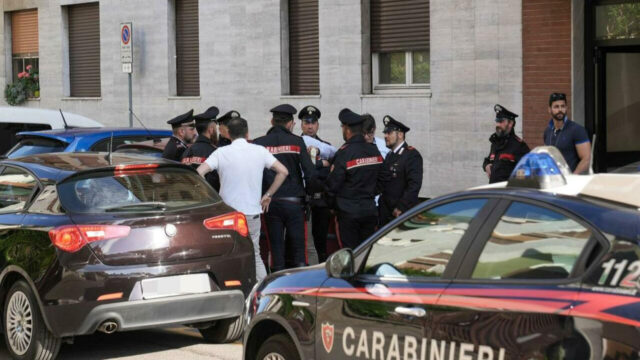 “Si è presentato ai carabinieri” Donna trovata con un coltello dietro la schiena, la svolta inaspettata: nessuno crede alle sue parole