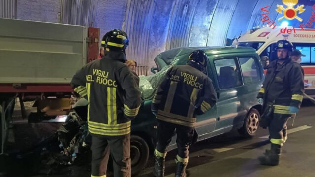 Spaventoso scontro in galleria, il bilancio è tragico, soccorsi sul posto e traffico paralizzato: dove e cosa è successo