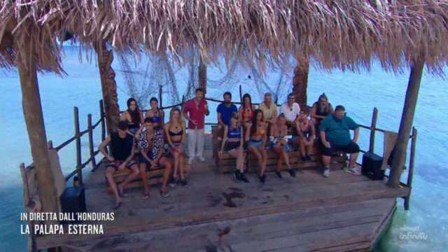 “Ce ne andiamo” Isola dei Famosi, tre concorrenti abbandonano: perché hanno lasciato 
