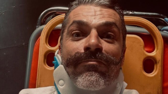 Paura per il famosissimo attore, la foto in barella con il collarino fa preoccupare i fan: cos’è successo