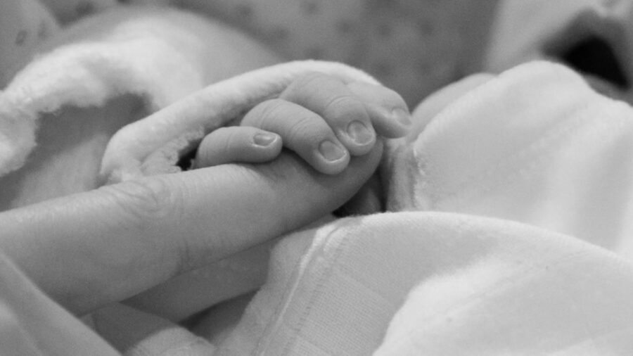 “Ecco perché non c’era… È diventato papà!” Il lieto annuncio, arriva la prima figlia per il famosissimo vip