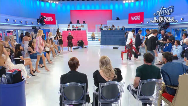 “Un grande assente, può c’entrare anche la salute” Protagonista di Uomini e Donne scomparso dallo studio da giorni: è giallo