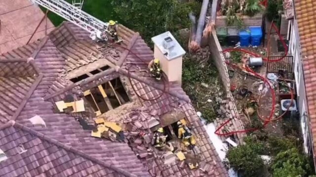 Aereo precipita e si schianta tra le case, il bilancio è disastroso: dove e cosa è successo 